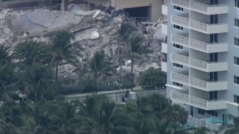 EN VIVO: Colapsa parte de un edificio de apartamentos cerca Miami Beach en Florida